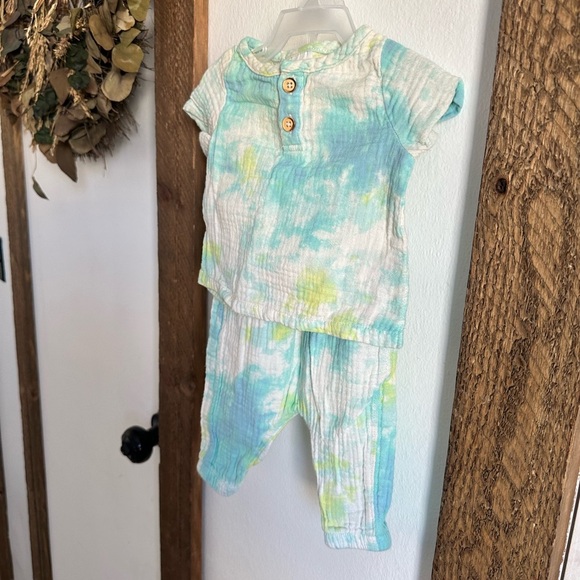 Muslin Tie Dye Baby Outfit Set 0-3 Months Baby Boy Cat & Jack excellent like new - Picture 3 of 14